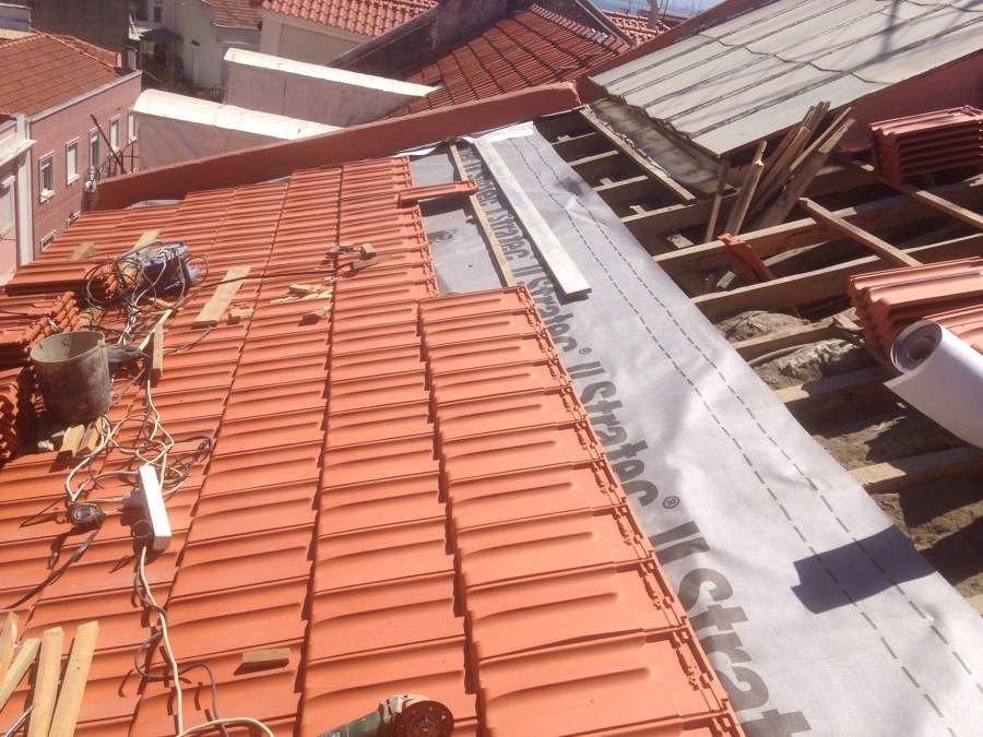 colocaçao de telhas novas com manta de proteçao(tela  respiravel )