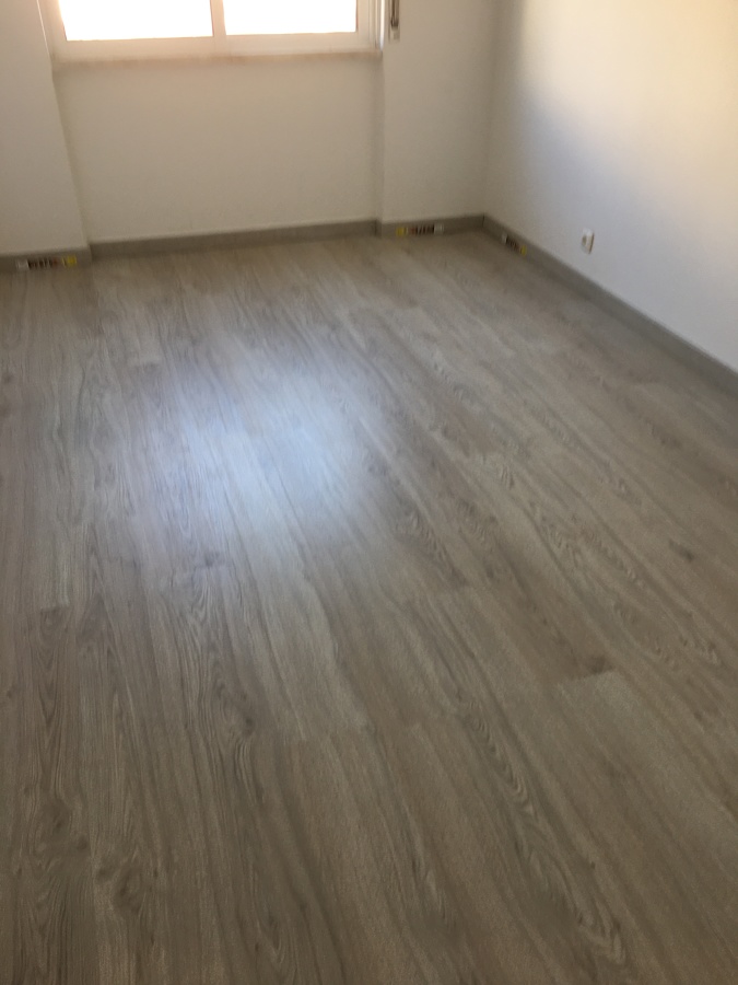 Assentamento de chão flutuante e pintura