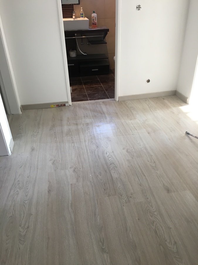 Assentamento de chão flutuante e pintura