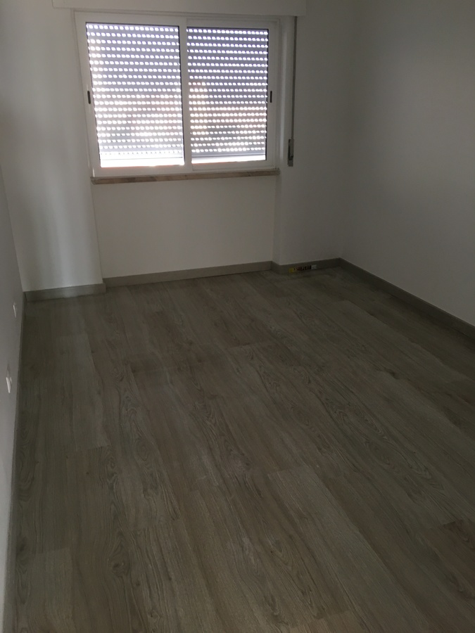 Assentamento de chão flutuante e pintura