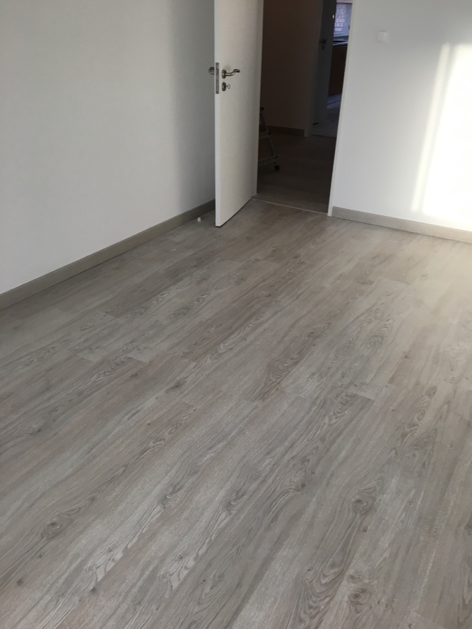 Assentamento de chão flutuante e pintura