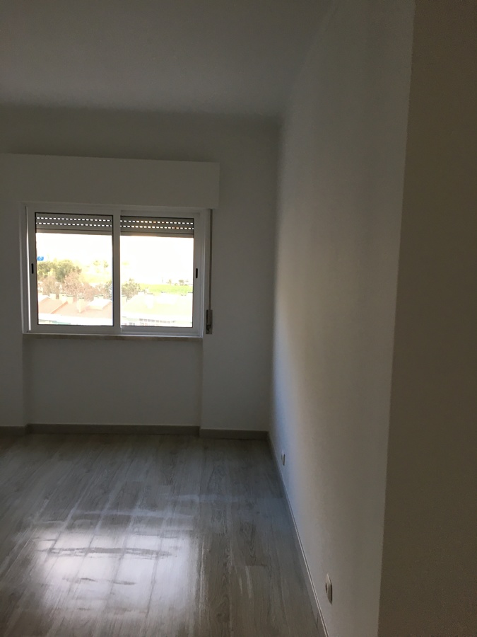 Assentamento de chão flutuante e pintura