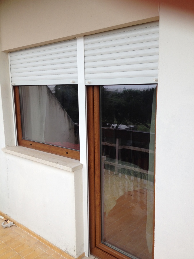 Caixilharia PVC Rehau Roble Dourado, estores térmicos motorizados 50mm
