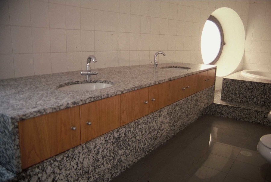 Casa M., Guarda - casa de banho social.