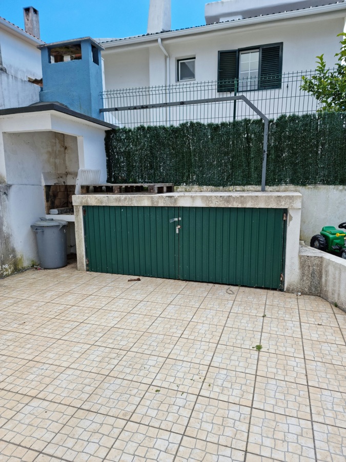 Churrasqueira e arrumos de lenha