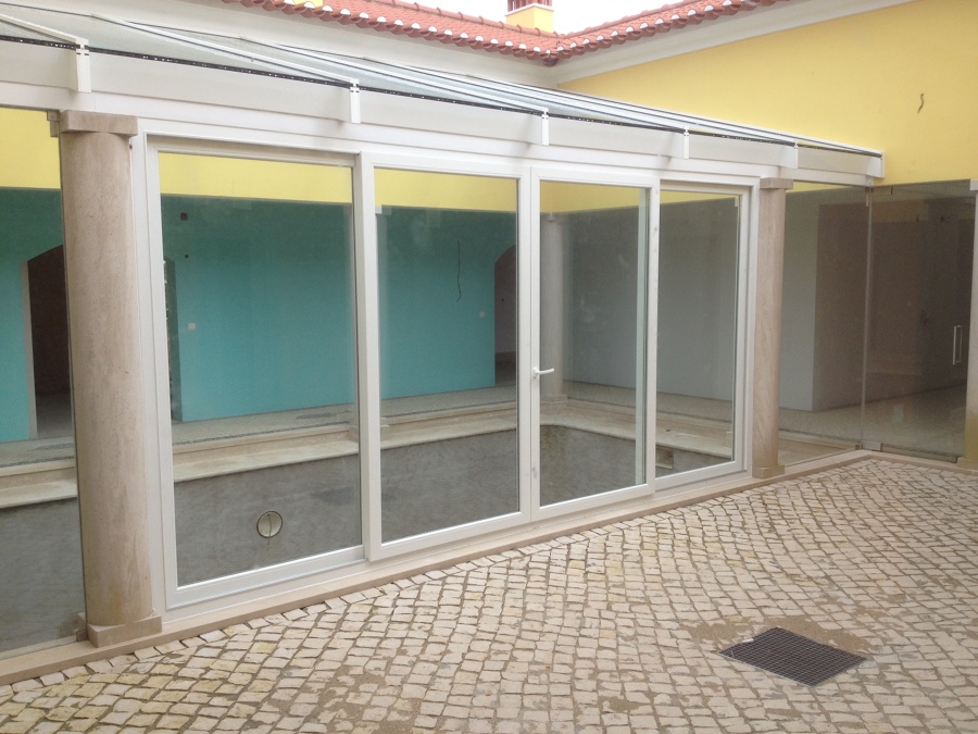 Cobertura em vidro & caixilharia PVC