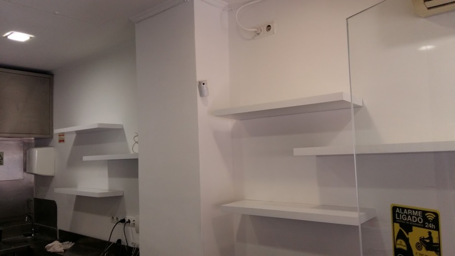 colocação de prateleiras de fixação oculta