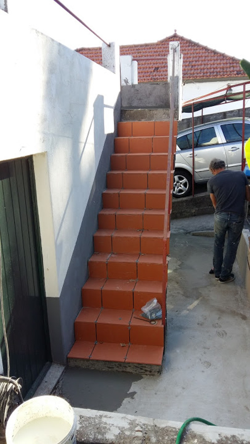 colocação de tijoleira em escadas