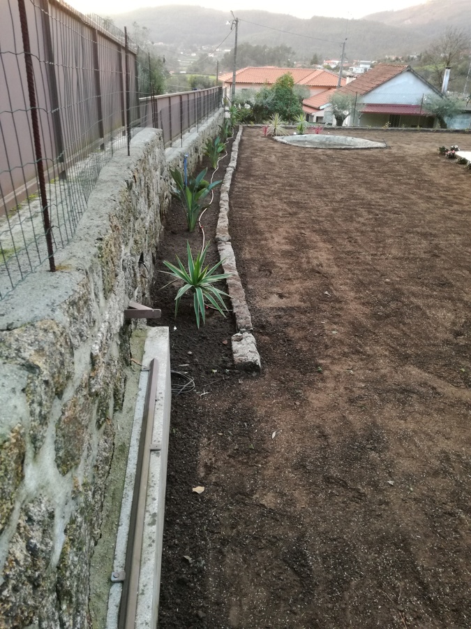 Construção de canteiro com guias de pedra
