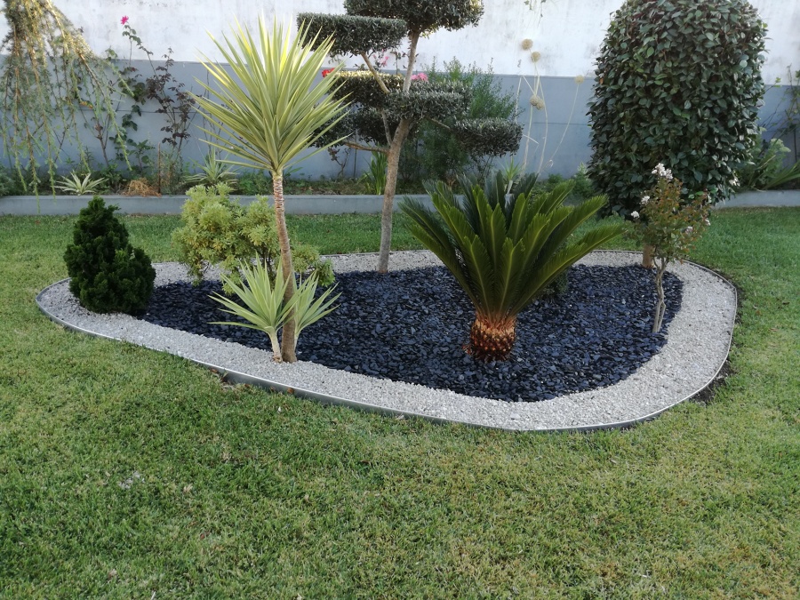 Construção de canteiro no meio do jardim para realçar mesmo