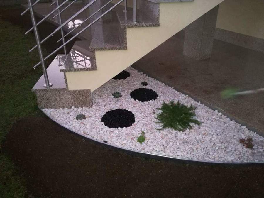 Construção de canteiro para realçar a parte das escada