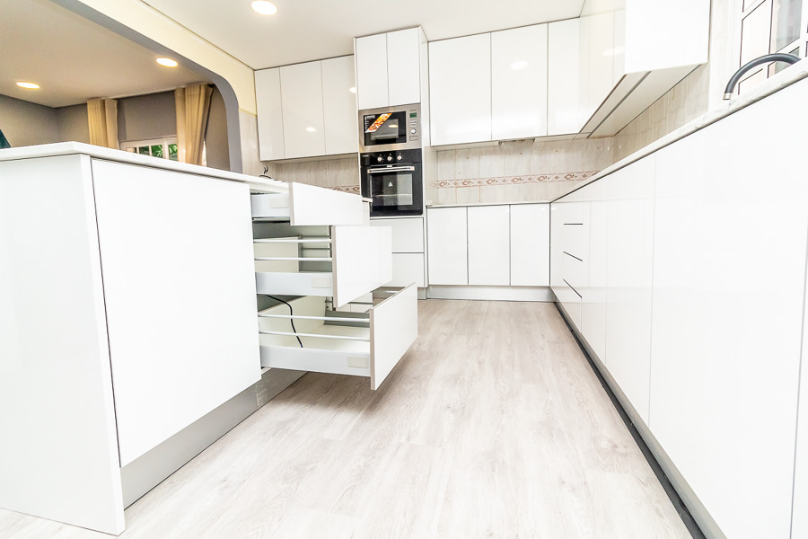 Cozinha Branca com portas em alto brilho