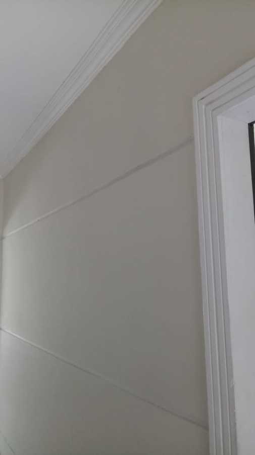 Detalhes do rebaixamento de teto com sanca de gesso.