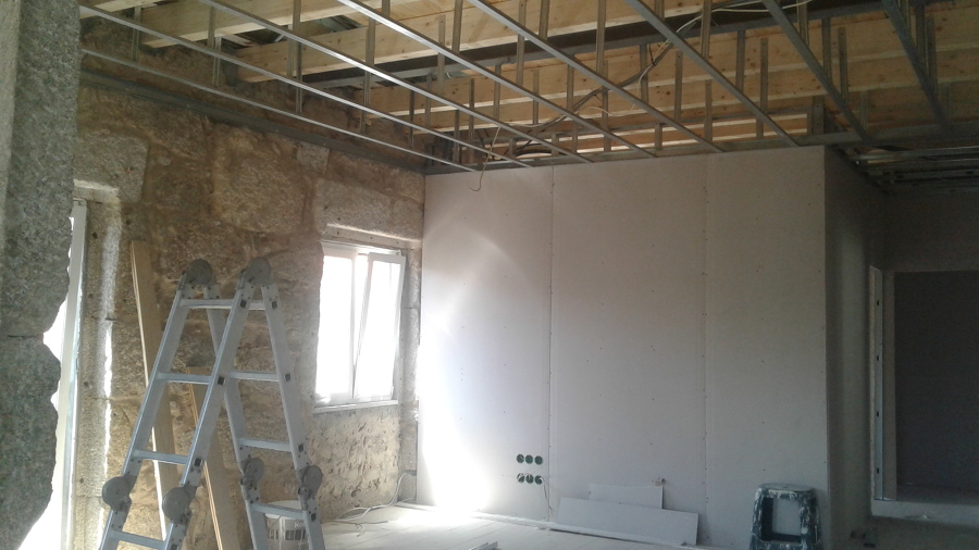 Divisóriaa em pladur. Tetos e paredes