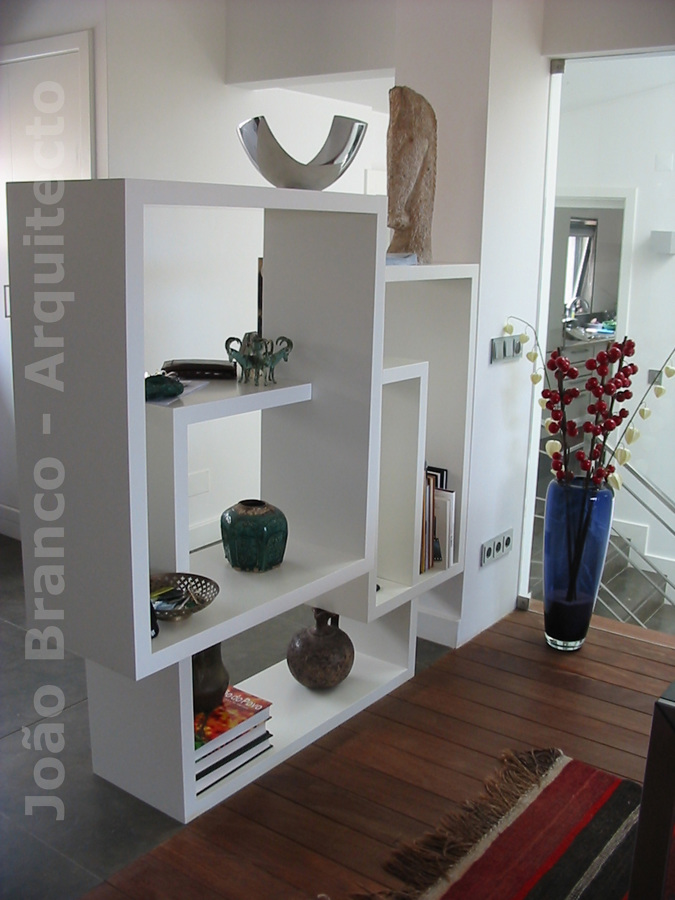 estante desenhada pelo arquitecto