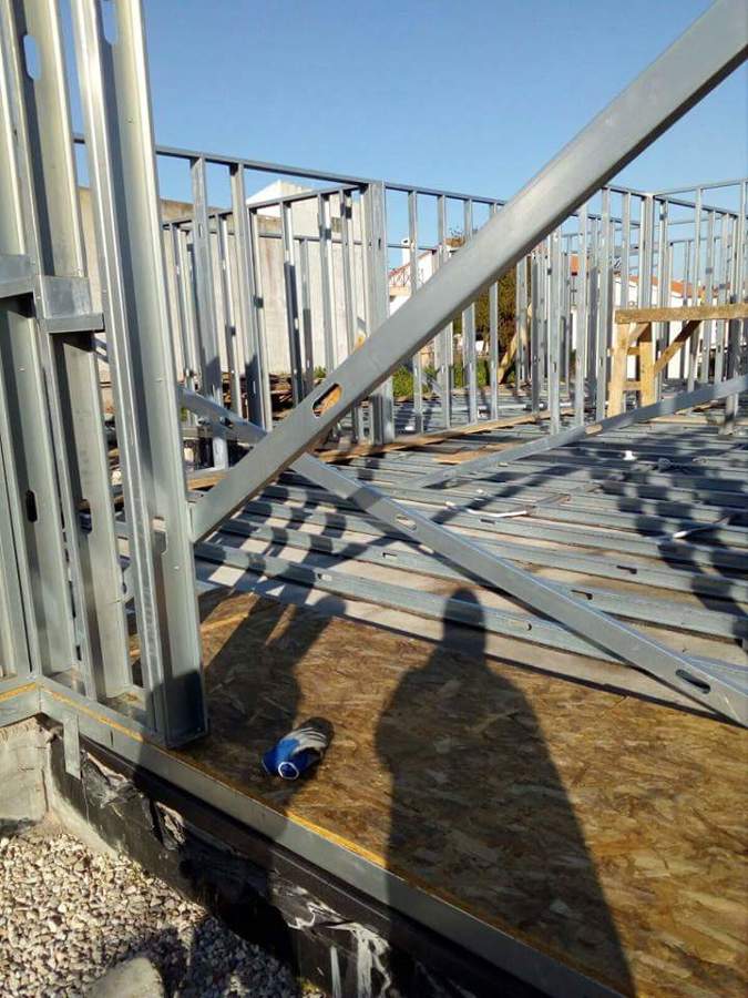 Estrutura em aço leve das paredes exteriores e divisão
