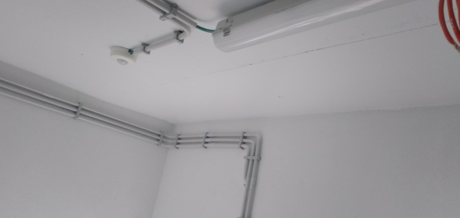 Iluminaria com instalação a vista