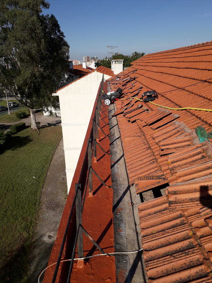 Impermeabilização de caleira em sistema bi-capa. Constituído por membranas de betume