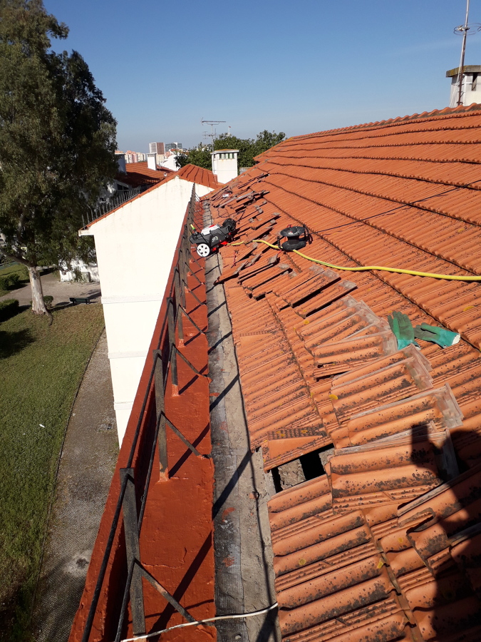 Impermeabilização de caleira em sistema bi-capa. Constituído por membranas de betume
