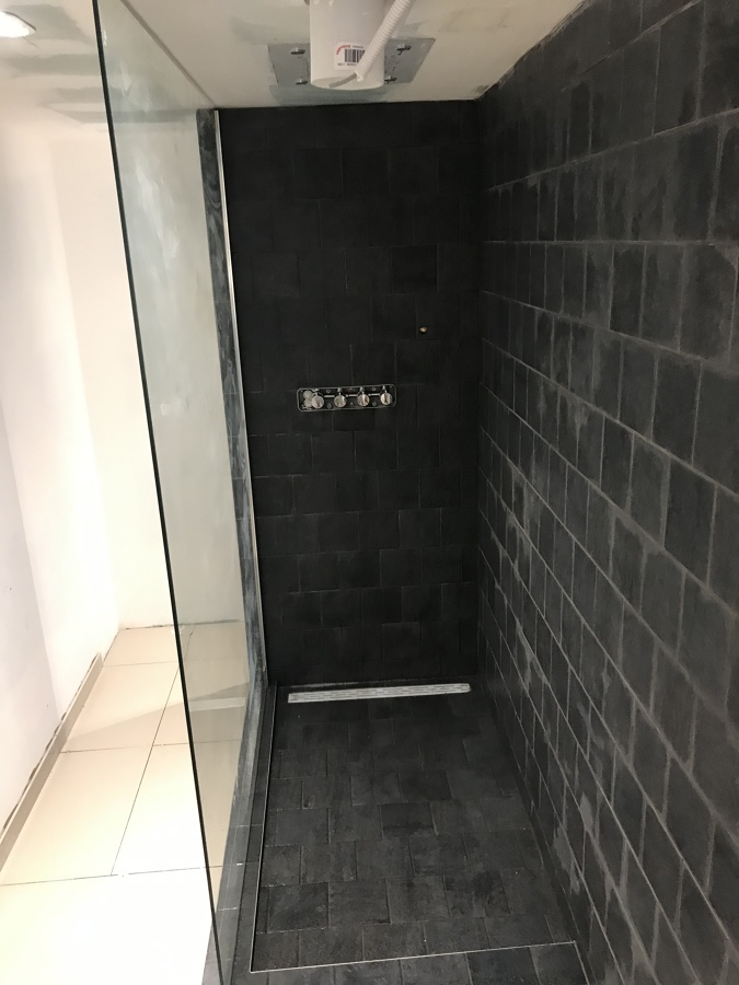 Instalação da porta de vidro da ducha