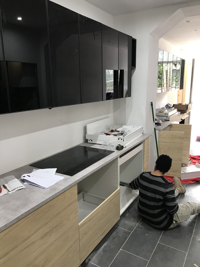 Instalação de armários embutidos da cozinha