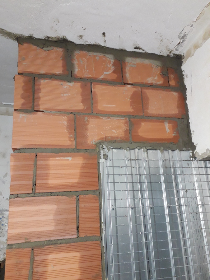 Instalação de caçoneto para porta de correr