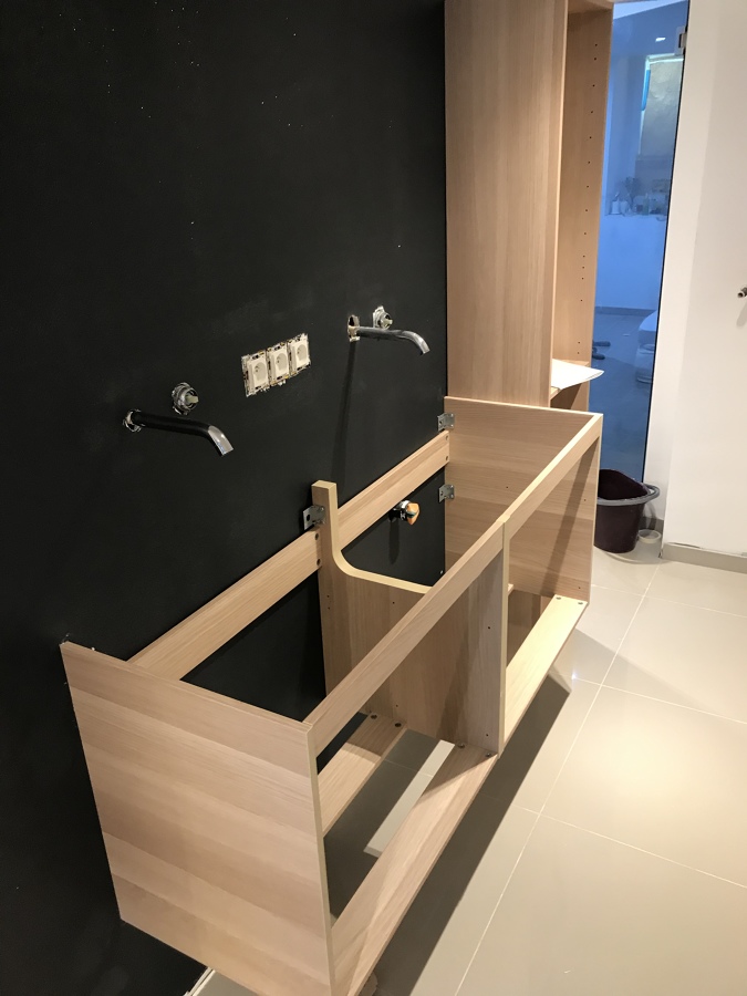 Instalação de pia da casa de banho