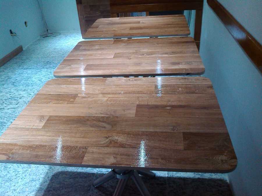 Mesas com pés em inox e tampo em MDF