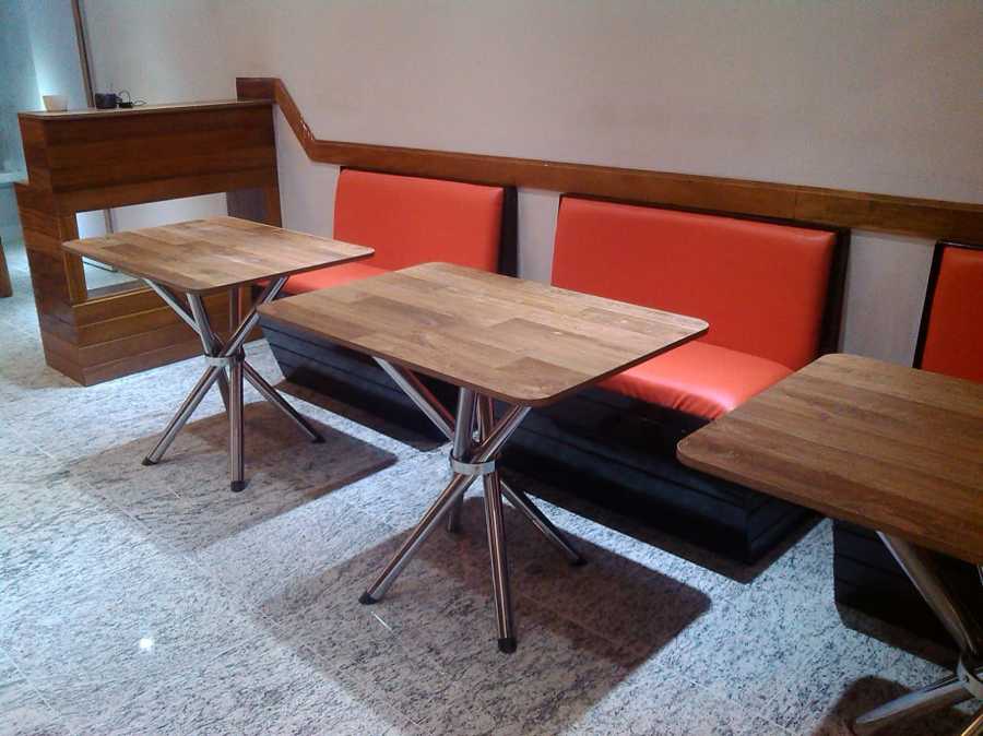 Montagem das mesas em MDF e puffs