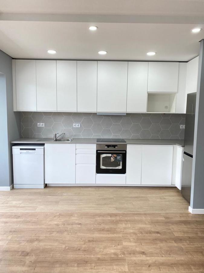 Montamos os móveis da cozinha remodelada.