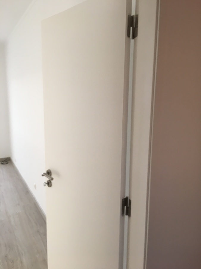 Porta e Aduela Pintada de Branco