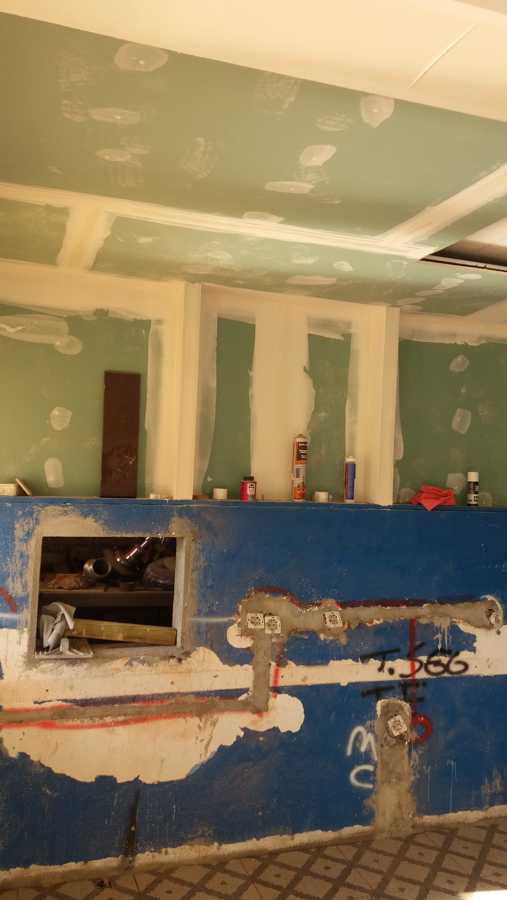 Preparando area para receber uma banca inox de serviço do restaurante