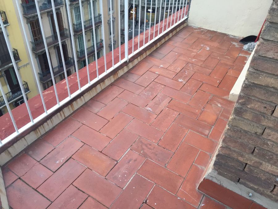 Recuperação e aproveitamento de terraço em Barcelona com aplicação Deck