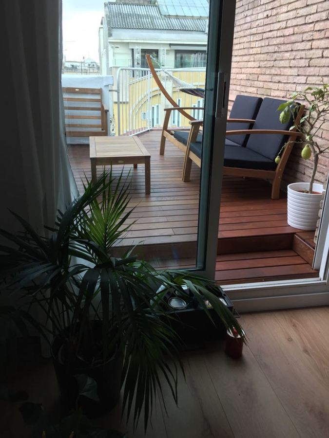 Recuperação e aproveitamento de terraço em Barcelona com aplicação Deck