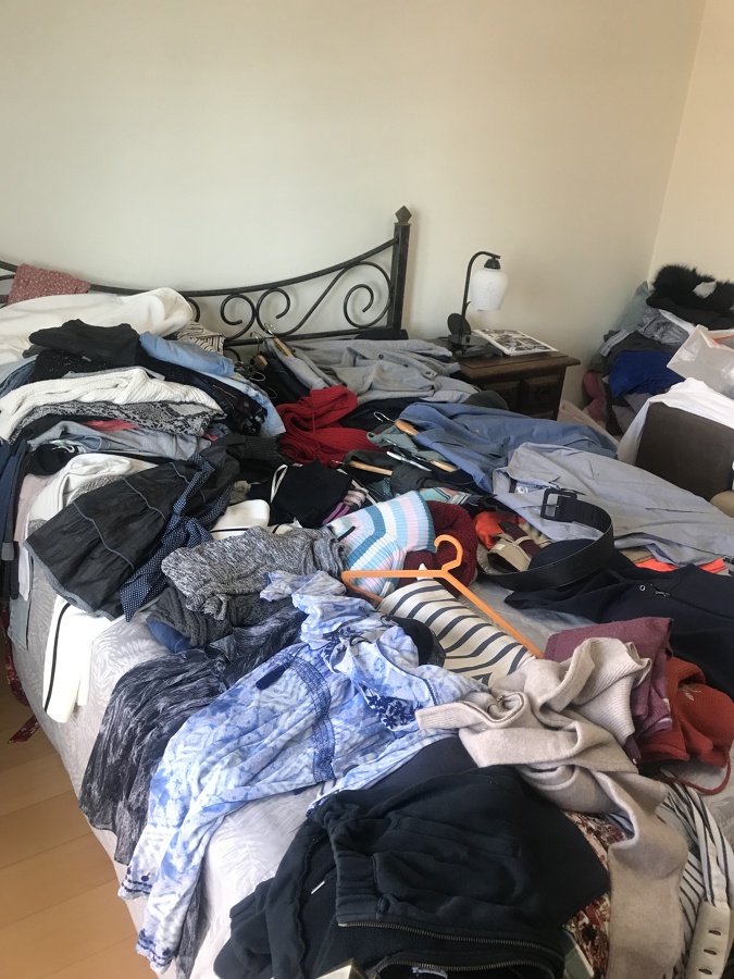 Roupa em cima da cama