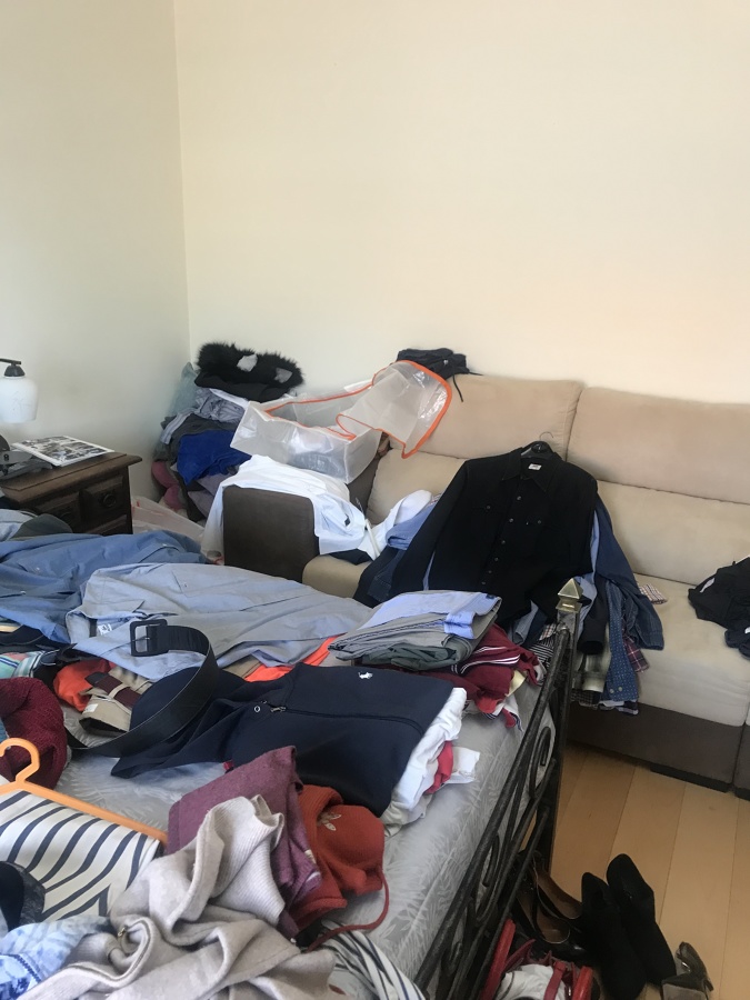 Roupa em cima da cama