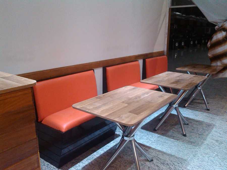 Sofás puffs em madeira e acabamento em curvin