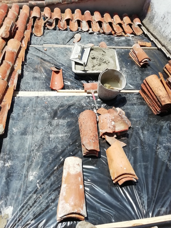 Telhado em telha de canudo antiga