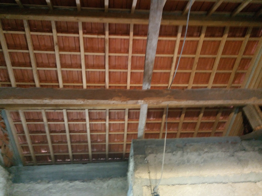 Telhado feito de novo visto pelo interior