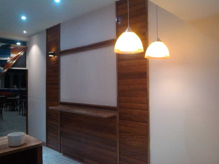 Teste da iluminação e pendentes na cafeteria