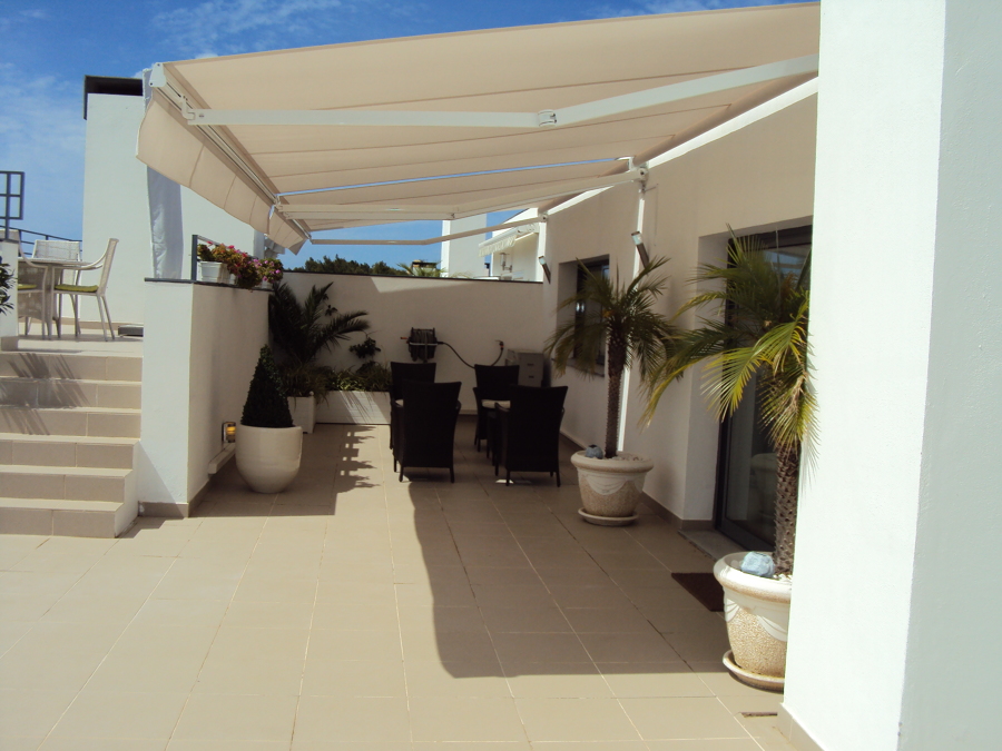 toldo direito de braços extensivos para sombreamento em terraço