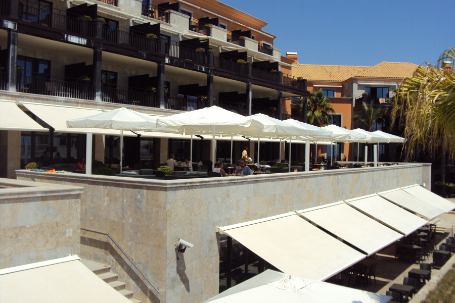 toldos cofre automatizados e chapéus de esplanada (GRAND HOTEL VILLA ITALIA)