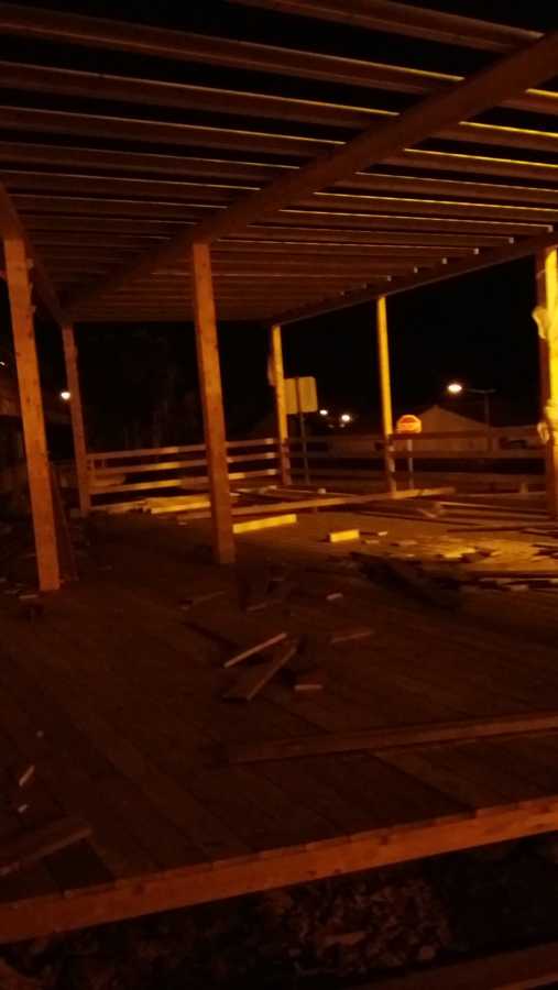 Trabalhando noite para cumprir com a data prevista da entrega da obra