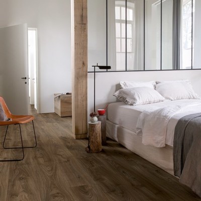 5. Colocar um piso vinílico de efeito de madeira numa área de 12m²