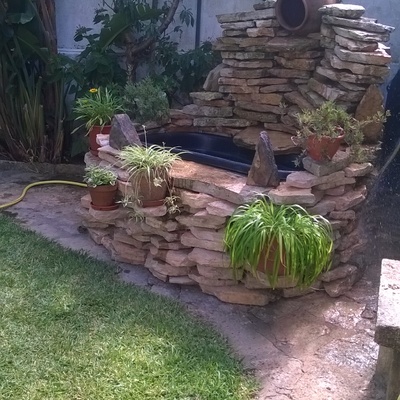 Projeto e construção de cascata rústica em jardim