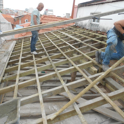 Reparação de cobertura de edifício.