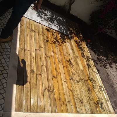 Construção do deck na areá externa.