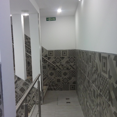 Corredor que dá acesso à sala de refeições e casas de banho.