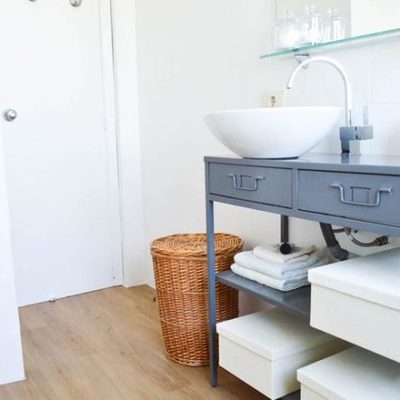 5 casas de banho antes e depois de pintar os azulejos