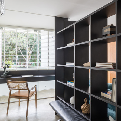 Estante amovível e escritório junto à janela